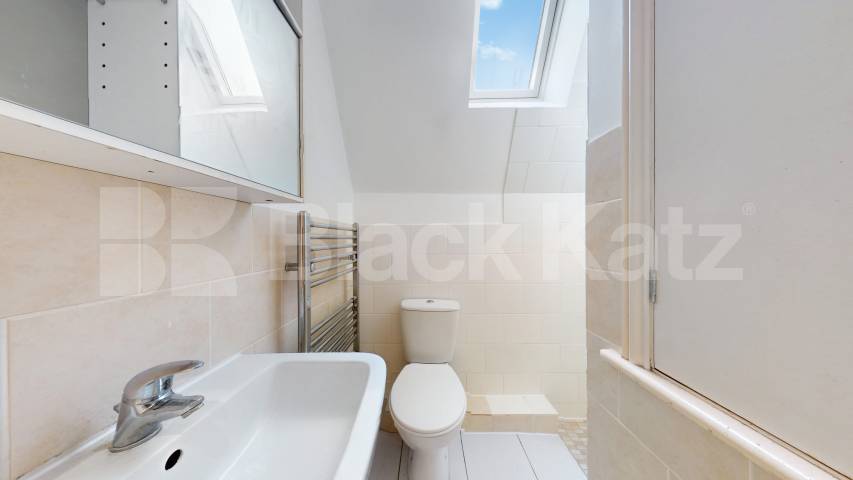 Modern & Spacious 1 bedroom property with communal Terrace Myddleton Road, Bounds Green
